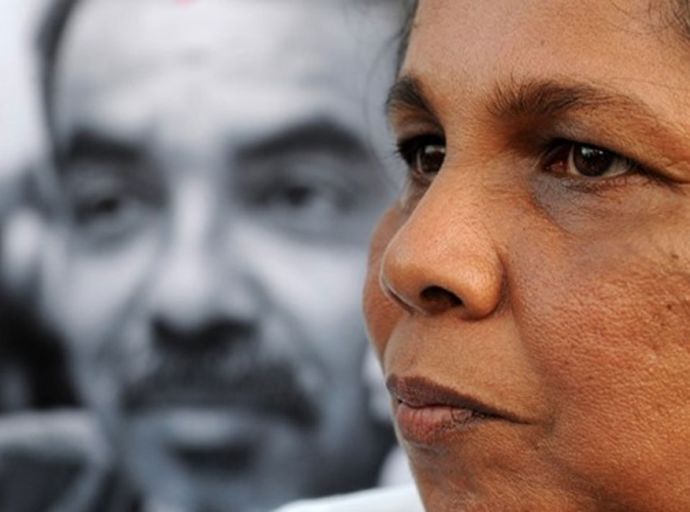 එක්නැ­ලි­ගොඩ අතු­රු­දන් කිරීම : විත්ති­ක­රු­ව­කුට දුන් උසස් වීමක් ගැන එක්නැ­ලි­ගොඩ බිරිය ජන­ප­තිට ලියයි