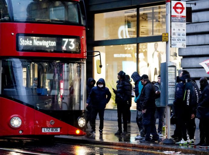 එංගලන්තයේ තරුණයින්ට බස් ගමන් නොමිලේ !