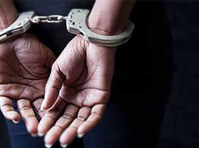 විදේශීය දුම්වැටි සහ බීඩි තොගයක් සමග පුද්ගලයෙකු  කටුනායකදී අත්අඩංගුව​ට