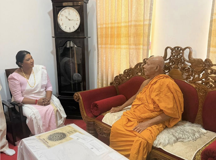 මෙතෙක් පැවති දේශපාලනය පිළිබඳ මල්වතු මහ නාහිමි ගෙන් දැඩි විවේචනයක්