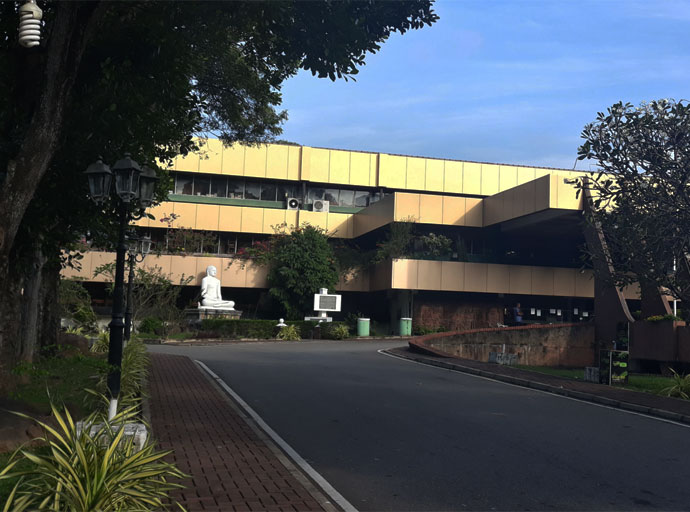 ශතවර්ෂයක පටන් දිවයිනටම නුවණ බෙදන දැනුම් යාත්‍රාව  කොළඹ මහජන පුස්තකාලයේ අපූරු ඉතිහාසය.