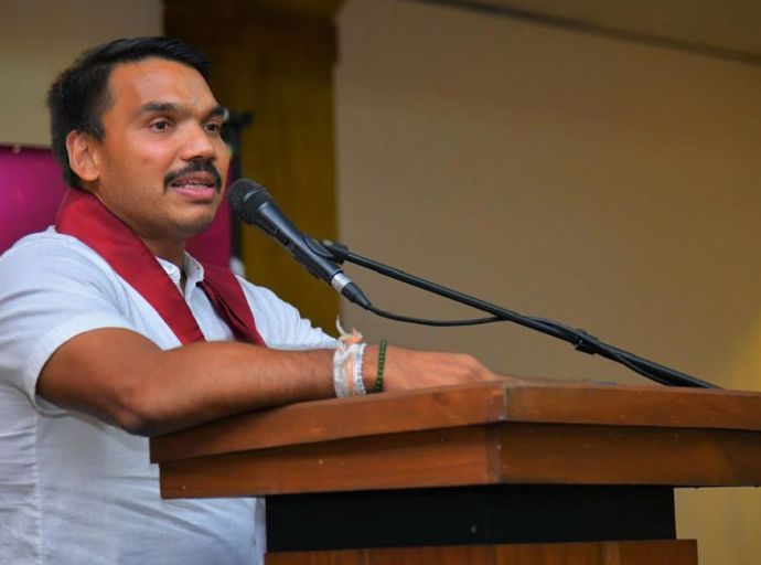 රටක් ලෙස නවීකරණය වෙන්න ඔ්නෙ සමාජයට අනුකූලව මිස ඒවාට පයින් ගසා නෙවෙයි - නාමල් රාජපක්ෂ