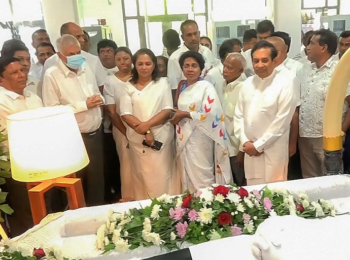 රනිල් වික්‍රමසිංහ නන්දන ගුණතිලකට අවසන් ගෞරව දක්වයි