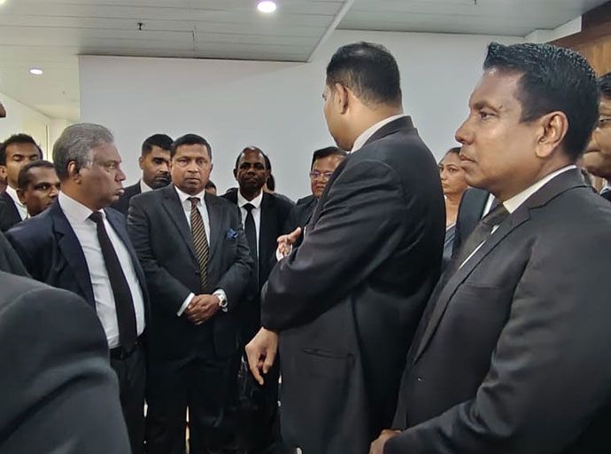 නීතිපතිවරයාට සහාය පිණිස නීතිඥවරුන් රැසක් නීතිපති දෙපාර්තමේන්තුවට