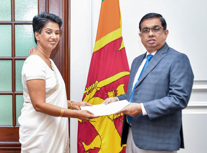 නව විගණකාධිපතිනිය වෙත පත්වීම් ලිපිය ප්‍රදානය කෙරේ
