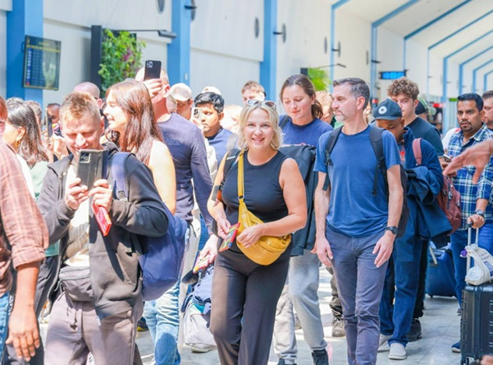 වසරේ මේ දක්වා සංචාරක පැමිණීම ලක්ෂ 3 පනී