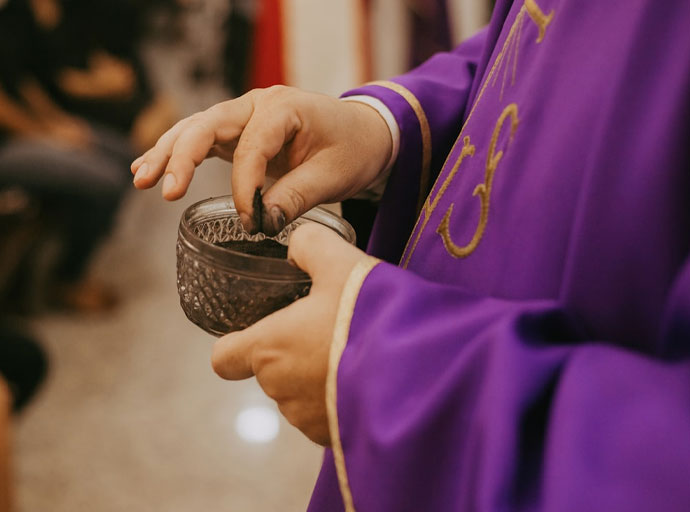 "අළු බදාදා උදාවෙයි; කිතුනු බැතිමතුන් ගේ හතළිස් දින ආධ්‍යාත්මික චාරිකාව 'චතාරික සමය' අදින් ඇරඹෙයි"