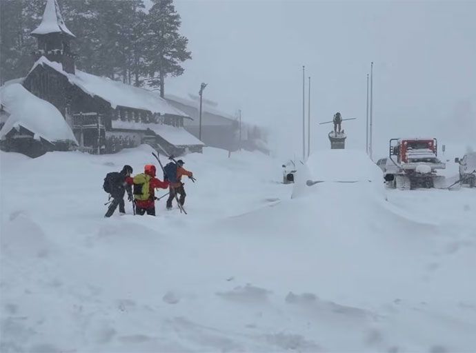 කැලිෆෝනියාවේ හිම මත ලිස්සා ගිය 10ක් අතුරුදන්