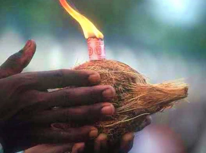 'පැන්ෂන්' නැති වූ මන්ත්‍රීලා ආණ්ඩුවට පොල් ගහන්න යති