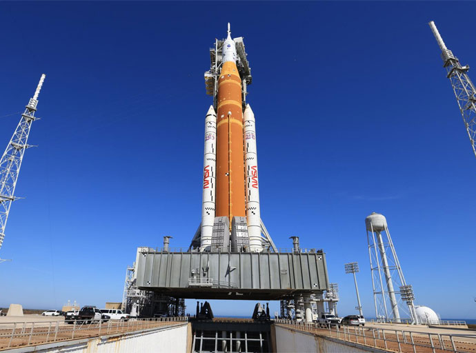   දශක පහකට පසු යළිත් සඳ ගමනට සැරසෙයි  