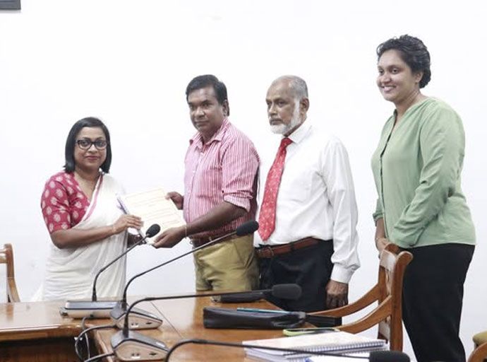 ශ්‍රී ලංකා පුවත්පත් මණ්ඩලය වෙනුවට යෝජිත මාධ්‍ය කොමිෂන් සභාවේ මූලික සංකල්ප පත්‍රිකාව ජනමාධ්‍ය නියෝජ්‍ය අමාත්‍යවරිය වෙත පිළිගන්වයි