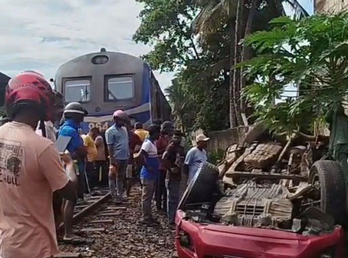 පයාගලදී කැබ් රථයක් දුම්රියේ ගැටෙයි