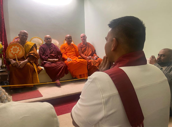 නාමල් රාජපක්ෂ, එක්සත් රාජධානියේ ලන්ඩන් විහාරය වැදපුදා ගනී