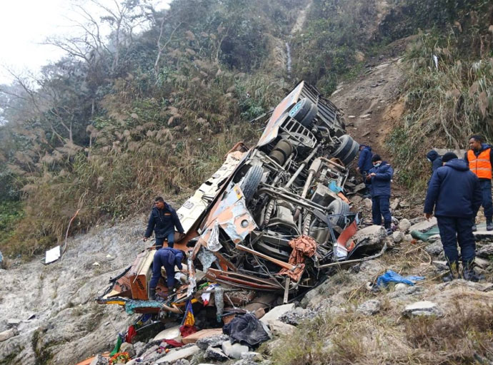 නේපාලයේ දී මගී බස් රථයක් ගඟට පෙරළෙයි; 17ක් මරුට; විදේශිකයින් පිරිසකටත් හානි