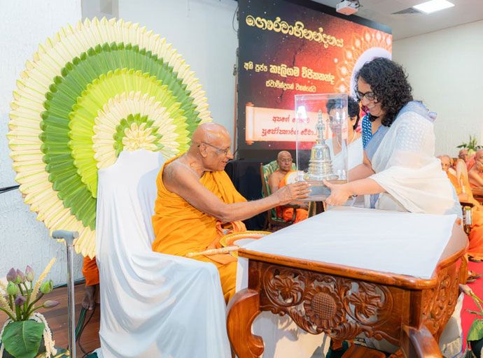 සබරගමු පළාතේ ප්‍රධාන සංඝනායක අතිපූජ්‍ය කෑලිගම විජිතනන්ද නාහිමියන්ට උපහාර පිරිනැමේ