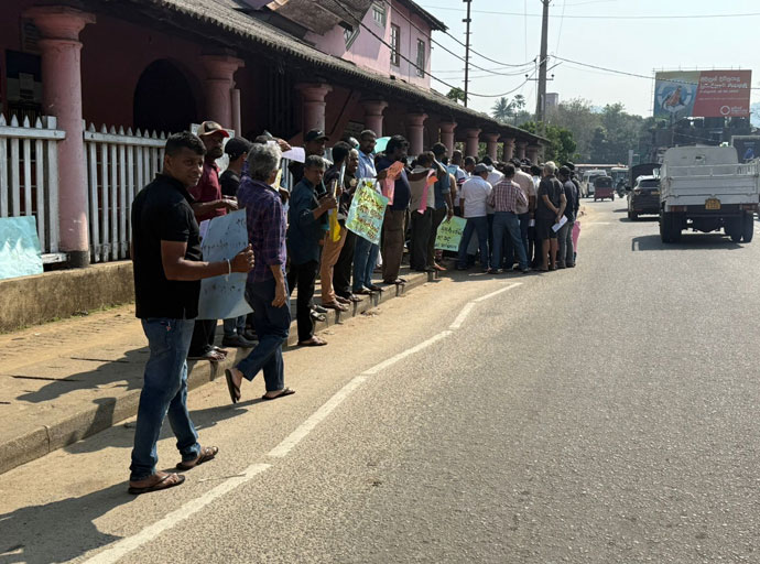 ගම්පොළ තරුණ වෙළඳ සංගමය රජයට එරෙහි විරෝධයක