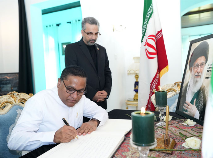 අයතුල්ලා අලි කමේනිගේ අභාවය නිමිත්තෙන් අමාත්‍ය විජිත ශෝකය පළ කරයි