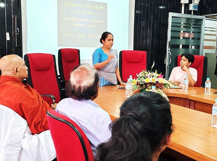 වසර 4ක ජාතික අත්පිටපත් තරගාවලියේ කතෘ භාග පිරිනැමේ