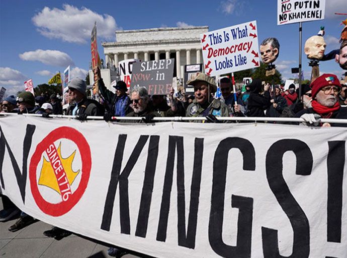 ට්‍රම්ප්ගේ පරිපාලනයට එරෙහිව අමෙරිකානුවන් වීදිබසී