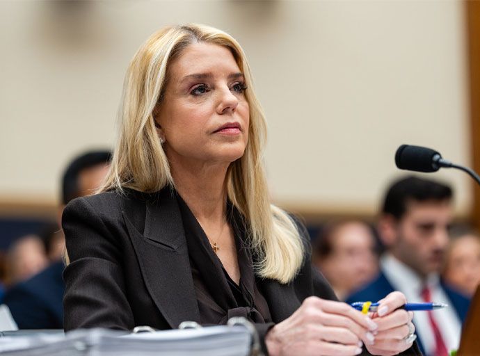 ඇමරිකානු නීතිපතිනි පාම් බොන්ඩි ධුරයෙන් ඉවතට