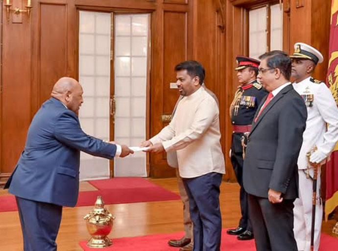තානාපතිවරු සිව් දෙනකු සහ මහකොමසාරිස්වරු දෙදෙනකු ජනපති වෙත අක්තපත්‍ර බාර දෙති