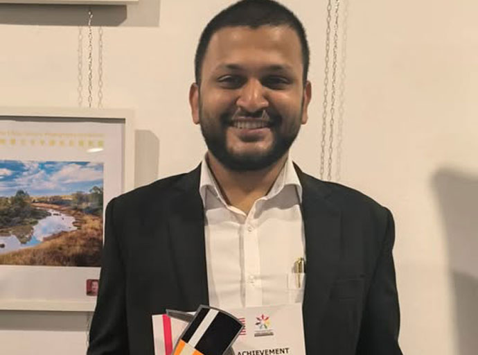 ලැජ්ජයි; කැතයි; නින්දිතයි