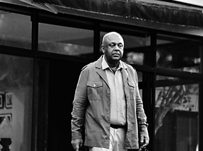 කළු රට සුදු කළ, හිස නොනැමු මංගල