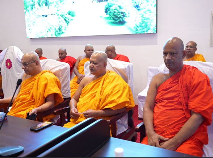 උපසම්පදා විනය කර්මය පිළිබඳ භික්ෂුන් වහන්සේ දැනුවත් කිරීමේ වැඩමුළුවක් මහනුවර දී...