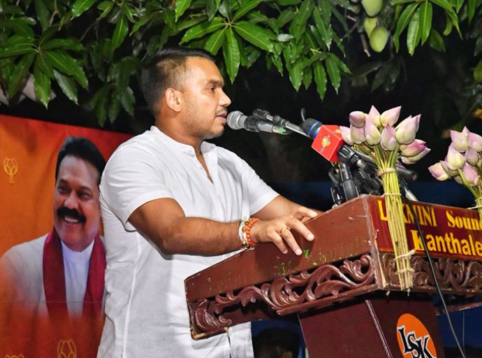 මේ දවස්වල ආණ්ඩුවේ හැම ගිණුමකින්ම සල්ලි යන්නේ වැරදි ගිණුම්වලට - නාමල් රාජපක්ෂ