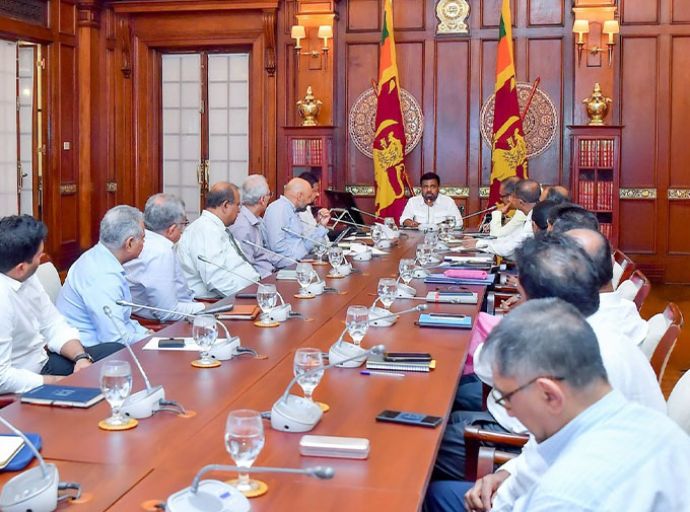 ඇඟලුම් ක්ෂේත්‍රයේ ප්‍රමුඛ පෙළේ ව්‍යාපාරිකයින් සහ ජනපති අතර හමුවක්