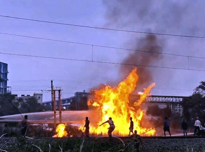 ඉන්දීය තෙල් පිරිපහදුවක විසල් ගින්නක්; සේවකයින්ටත් තුවාල
