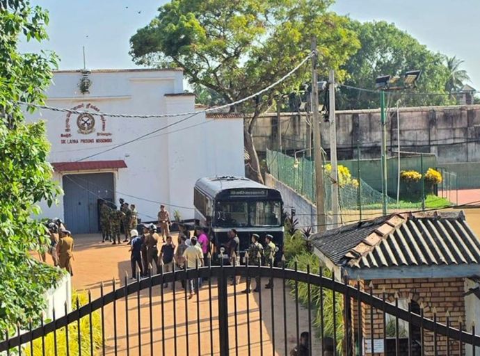 මීගමුව බන්ධනාගාරය තුළ ගැටුමෙන් දෙදෙනකු මිය ගොස් 28දෙනකුට තුවාලයි; දෙදෙනකුට බරපතළයි