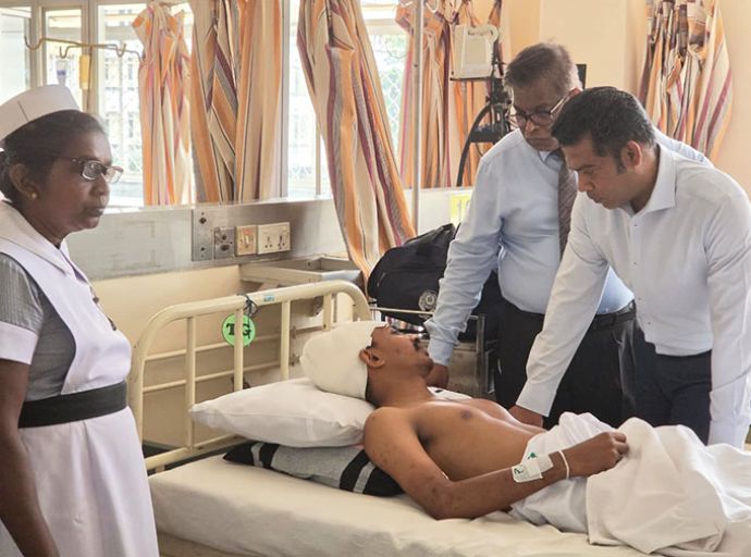 මීගමුව බන්ධනාගාරයේ ගැටුමෙන් තුවාල ලැබූ නිලධාරීන් සහ රැඳවියන් ගේ සුවදුක් විමසා බැලීමට සෞඛ්‍ය හා ජනමාධ්‍ය අමාත්‍යවරයා ශ්‍රී ලංකා ජාතික රෝහලට