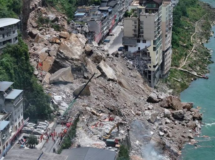 චීනයේ චොන්චින් නුවර නාය යෑමක්; අතුරුදන් අය සොයා කඩිනම් මෙහෙයුම් 