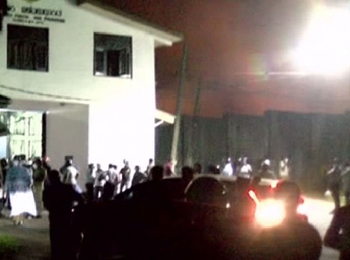 මහර බන්ධනාගාරයේ ගින්නක්; වෙඩි හඬත් දිගින් දිගට ම...