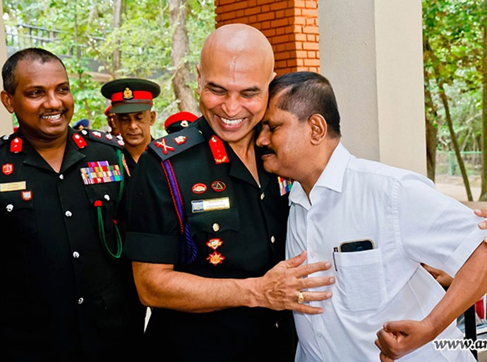 යුද්ධ හමුදාධිපති රණක්ෂිතයට පත් යුද්ධ හමුදා රණවිරුවන් හමුවෙයි
