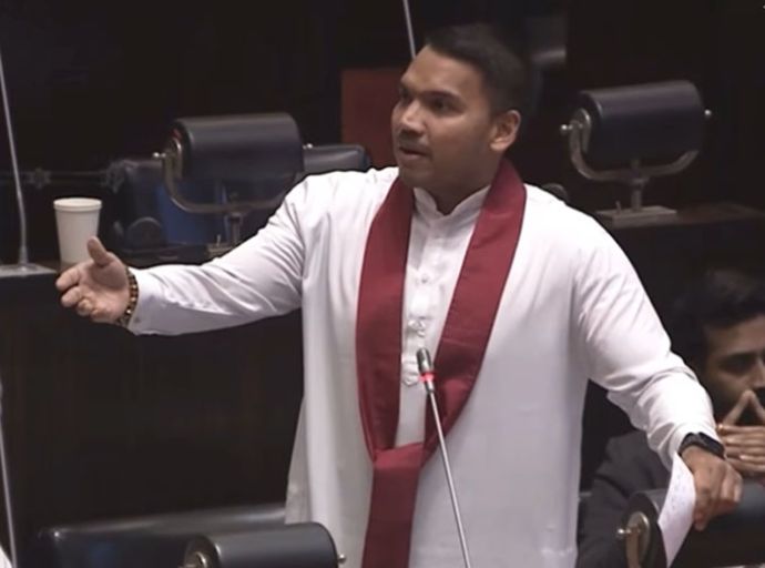 පොලිස්පතිතුමනි.., දේශපාලඥයින් දෙන ලණු කන්න එපා - නාමල් රාජපක්ෂ