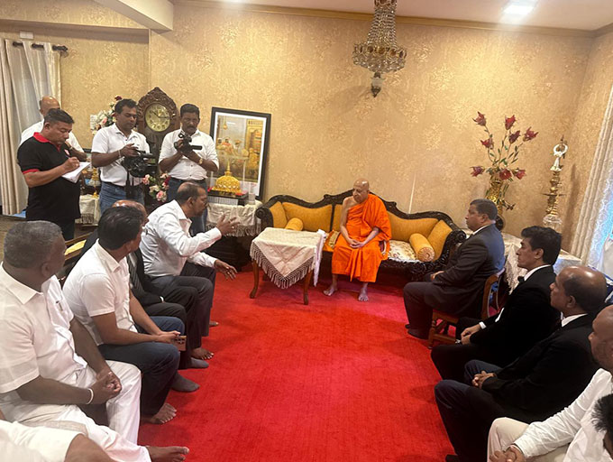 'නිදහස් මෙහෙයුම් මධ්‍යස්ථානය' මල්වතු පාර්ශ්වයේ මහනායක මහා නාහිමි හමුවෙයි