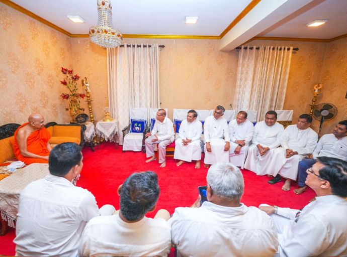 ජනතාවාදී ඒකාබද්ධ විපක්ෂයේ නායකයෝ සහ විපක්ෂයේ දේශපාලන පක්ෂ නියෝජිතයෝ මහ නාහිමිවරු හමුවෙති