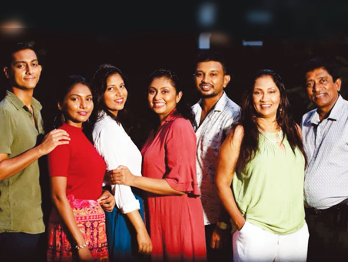 'අපේ ගෙදර ගිනි තියයි ද' - පවුලේ කතාවක් ම පමණි