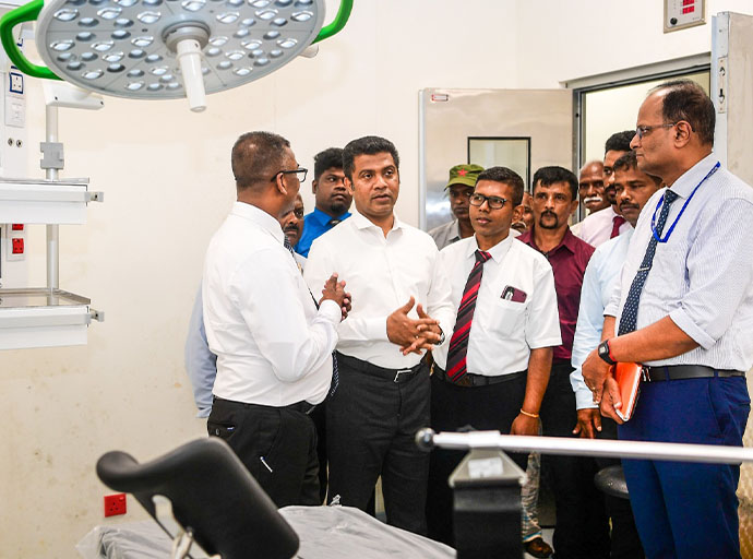 සෞඛ්‍ය හා ජනමාධ්‍ය අමාත්‍යවරයා මාන්කුලම් මූලික රෝහලේ විශේෂ නිරීක්ෂණ චාරිකාවක