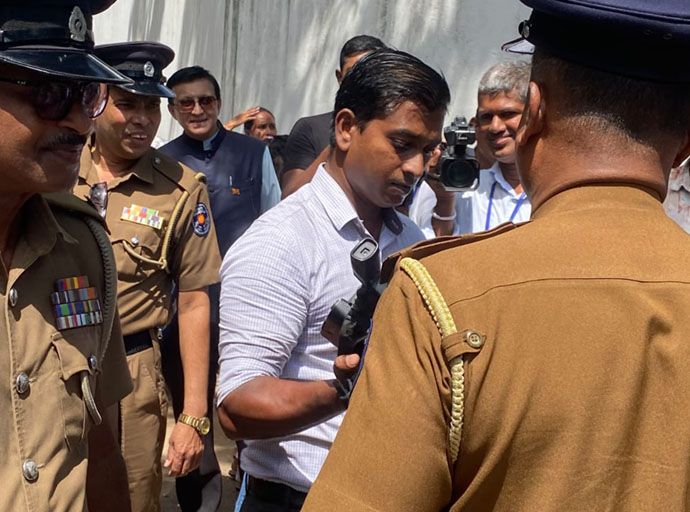 රනිල්ගේ ආරක්ෂකයා සමඟ ඇති වූ සිදුවීමට අදාළව අත්අඩංගුවට ගත් කැමරා ශිල්පියාට පොලිස් ඇප!