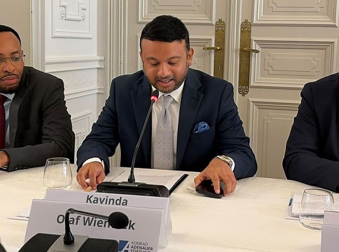 "දේශපාලන පක්ෂ නායකයින් මත නොව ආයතන මත යැපිය යුතුයි" - වෛද්‍ය කවින්ද ජයවර්ධන බ්‍රසල්ස් වටමේස සාකච්ඡාවේදී කියයි