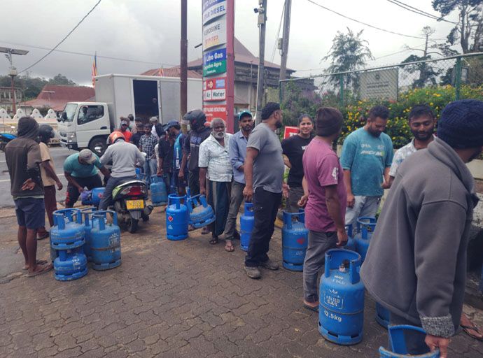 නුවරඑළියේ නිල් ගෑස් සිලින්ඩර හිඟයක්: පාරිභෝගිකයෝ පැය ගණන් පෝලිම්වල