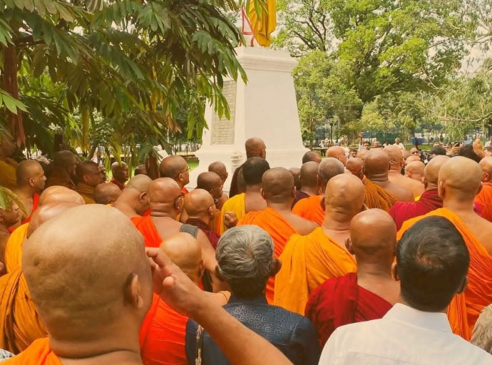 සිවුර, චිත්තාවේගය සහ එළඹෙන මැතිවරණ 