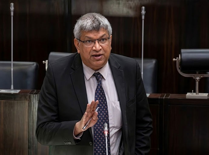 අලුත් පනතේ කොතනකවත් ‘කොණ්ඩයක්' ගැන නැහැ.. සමාජ මාධ්‍යයේ යන්නේ විකෘති අර්ථකථන! – ඇමැති හර්ෂණ නානායක්කාර 