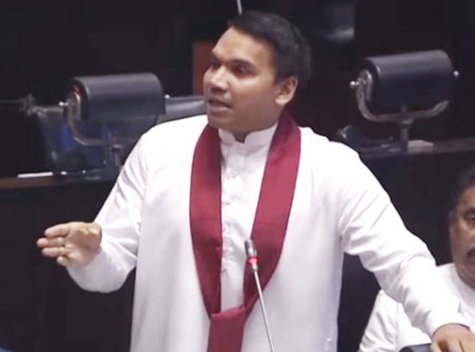 "සංවිධානාත්මක අපරාධකරුවන්ගේ ලාංඡන පච්චයක් ගහන් ඉන්නවා නම් අල්ලන්න පනතක් ඕනේද?" - නාමල් රාජපක්ෂ