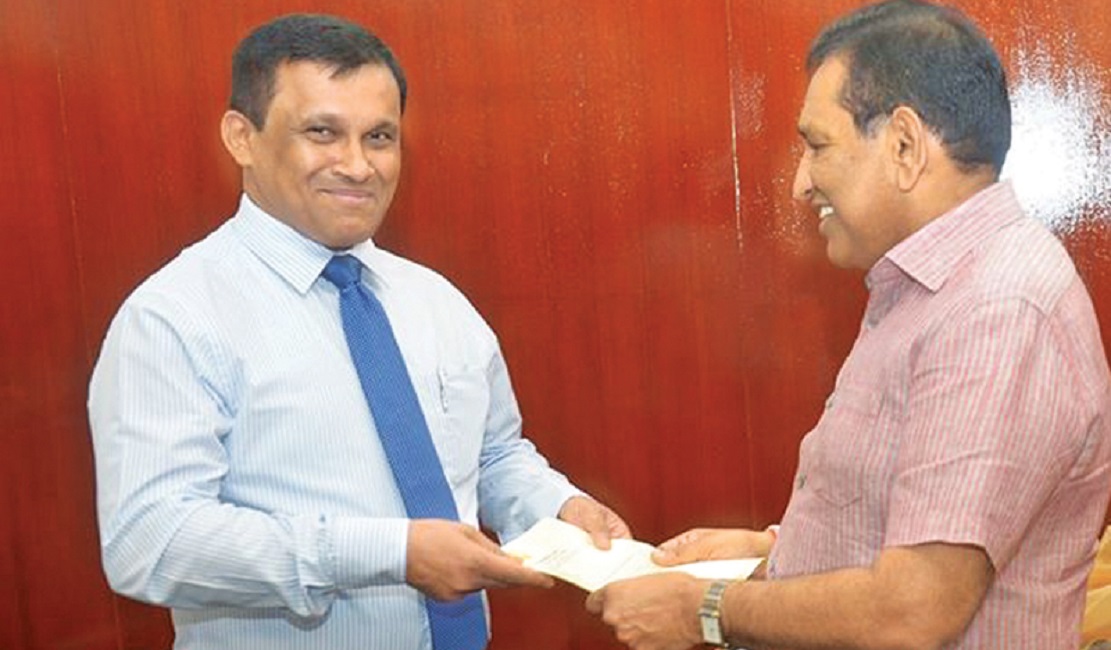 රාජිත එළියට : රූමි ඇතුළට !