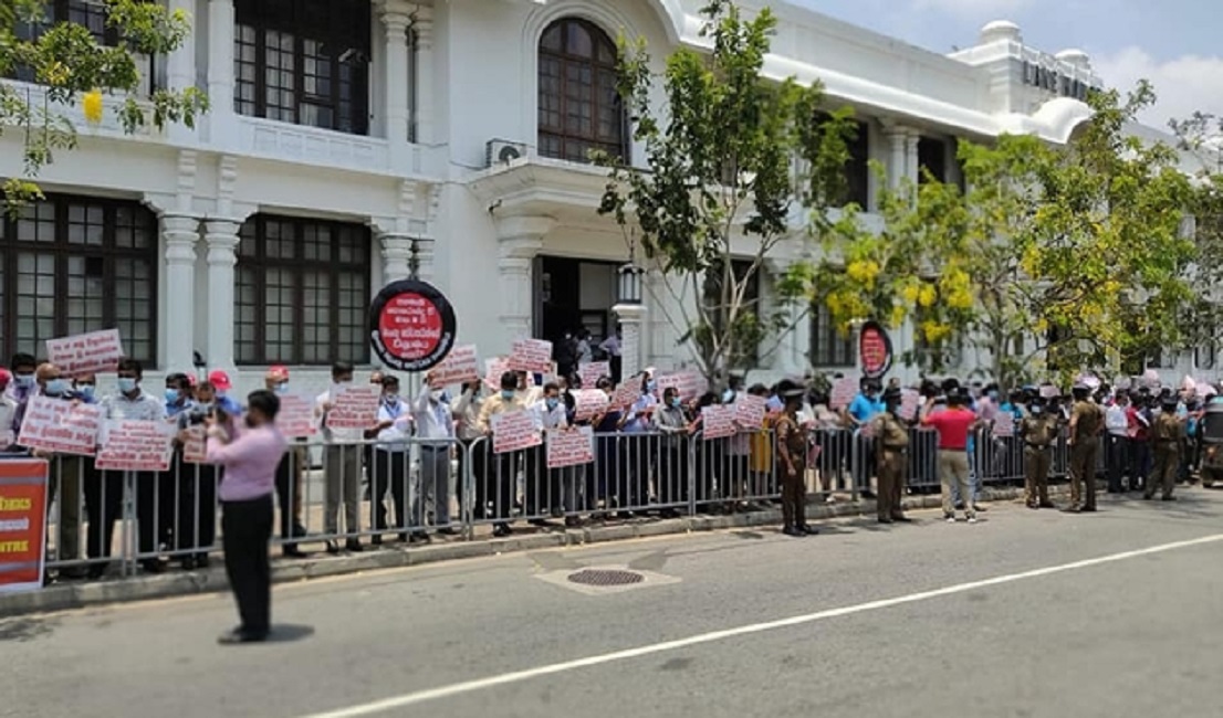 රටපුරා රාජ්‍ය බැංකු සේවක වර්ජනයක් : බැංකු සේවකයන් ආණ්ඩුවට දින දෙයි !