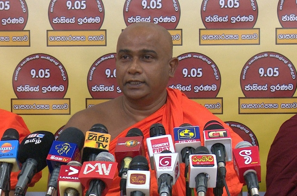  පාස්කු කොමිසමේ වාර්තාව හැදුවේ එහි සාමාජිකයින්ද? අන්තවාදීන් ද? අක්මීමන දයාරතන හිමි 